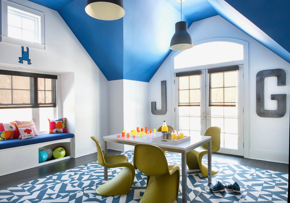 Idéer för ett stort klassiskt könsneutralt barnrum kombinerat med lekrum, med blå väggar, mörkt trägolv och brunt golv