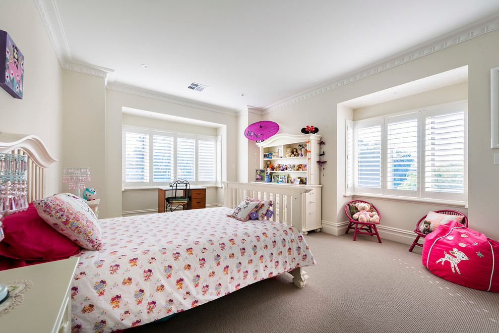 Стильный дизайн: детская среднего размера в классическом стиле с спальным местом, белыми стенами и ковровым покрытием для девочки - последний тренд