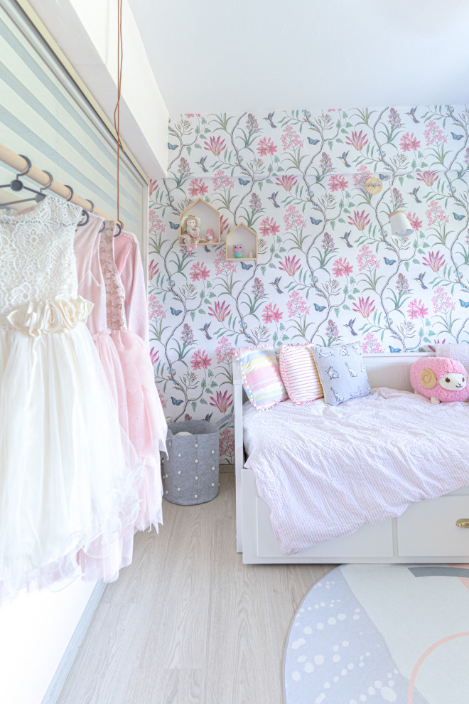 Idéer för att renovera ett mellanstort funkis flickrum kombinerat med sovrum och för 4-10-åringar, med flerfärgade väggar och beiget golv