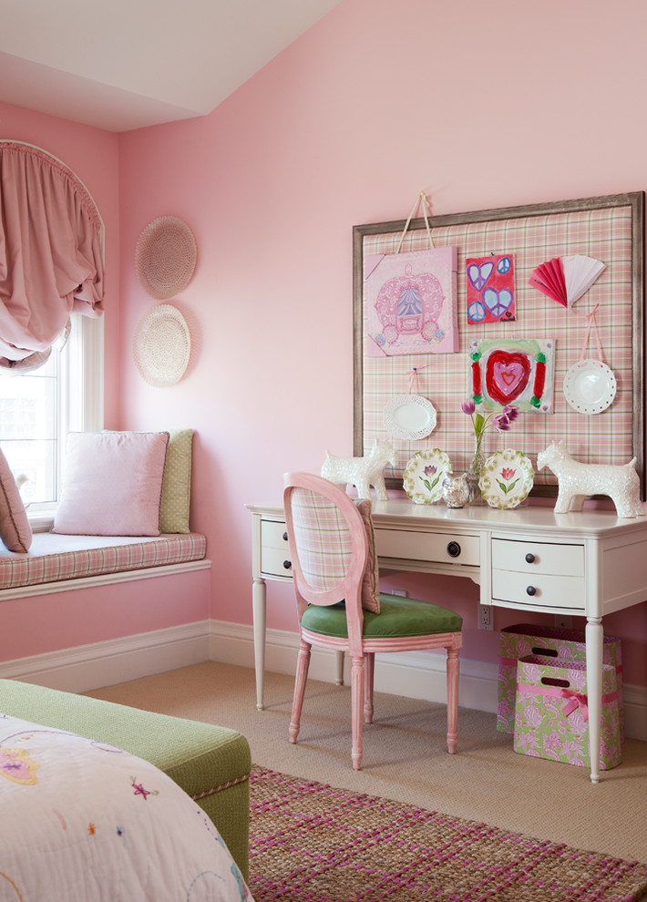 Inredning av ett klassiskt flickrum kombinerat med skrivbord och för 4-10-åringar, med rosa väggar och heltäckningsmatta