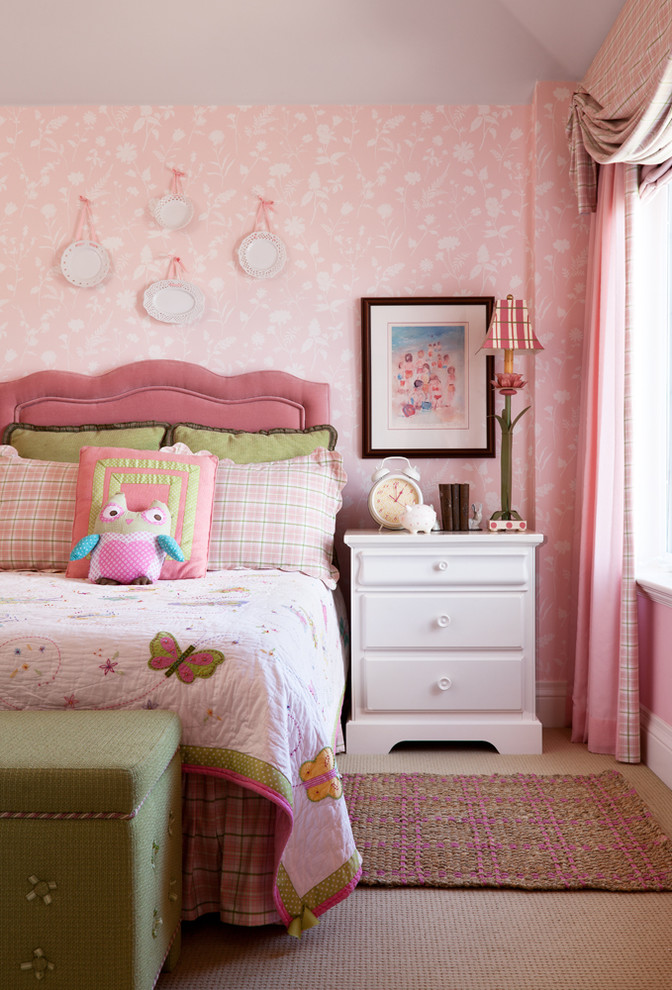 Bild på ett vintage flickrum kombinerat med sovrum och för 4-10-åringar, med heltäckningsmatta och rosa väggar