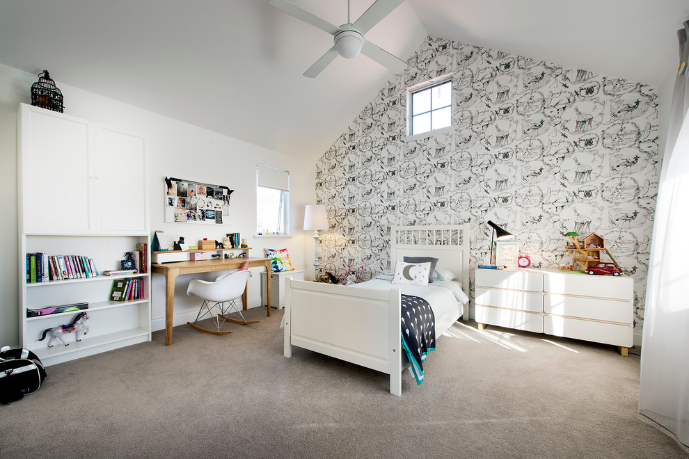Diseño de dormitorio infantil escandinavo grande con paredes blancas y moqueta