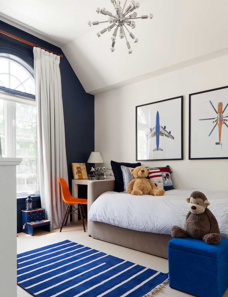 Exempel på ett klassiskt barnrum kombinerat med sovrum, med heltäckningsmatta och vita väggar