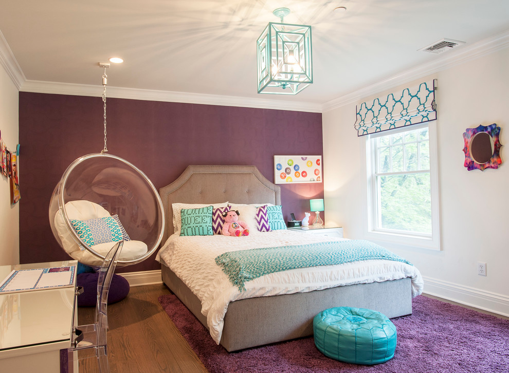 Exempel på ett mellanstort modernt barnrum kombinerat med sovrum, med lila väggar och mellanmörkt trägolv