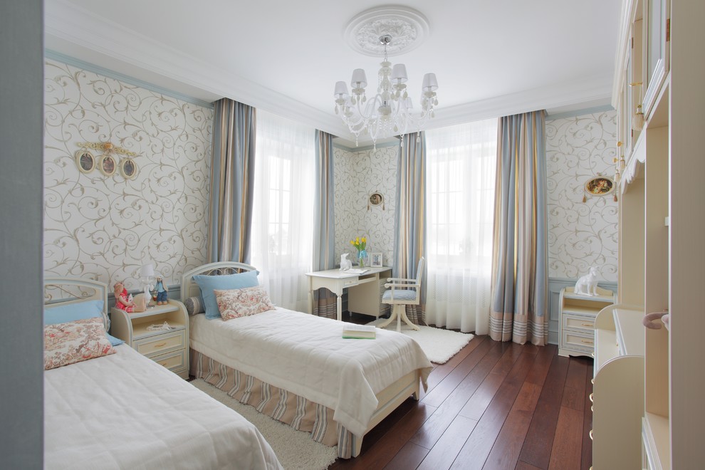 Diseño de dormitorio infantil de 4 a 10 años clásico con paredes blancas y suelo de madera en tonos medios