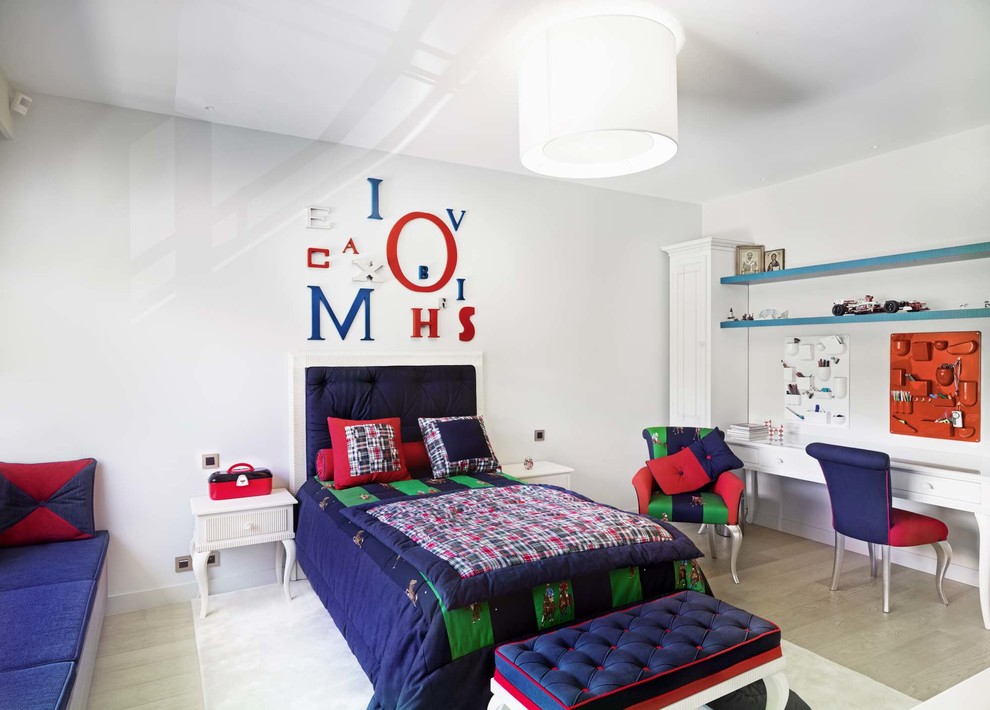 Идея дизайна: большая нейтральная детская в стиле фьюжн с спальным местом, белыми стенами и светлым паркетным полом для подростка