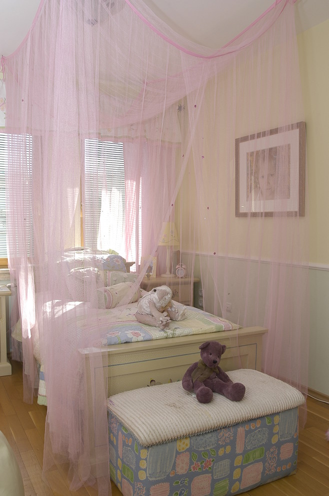 Idéer för ett eklektiskt flickrum kombinerat med sovrum och för 4-10-åringar, med mellanmörkt trägolv