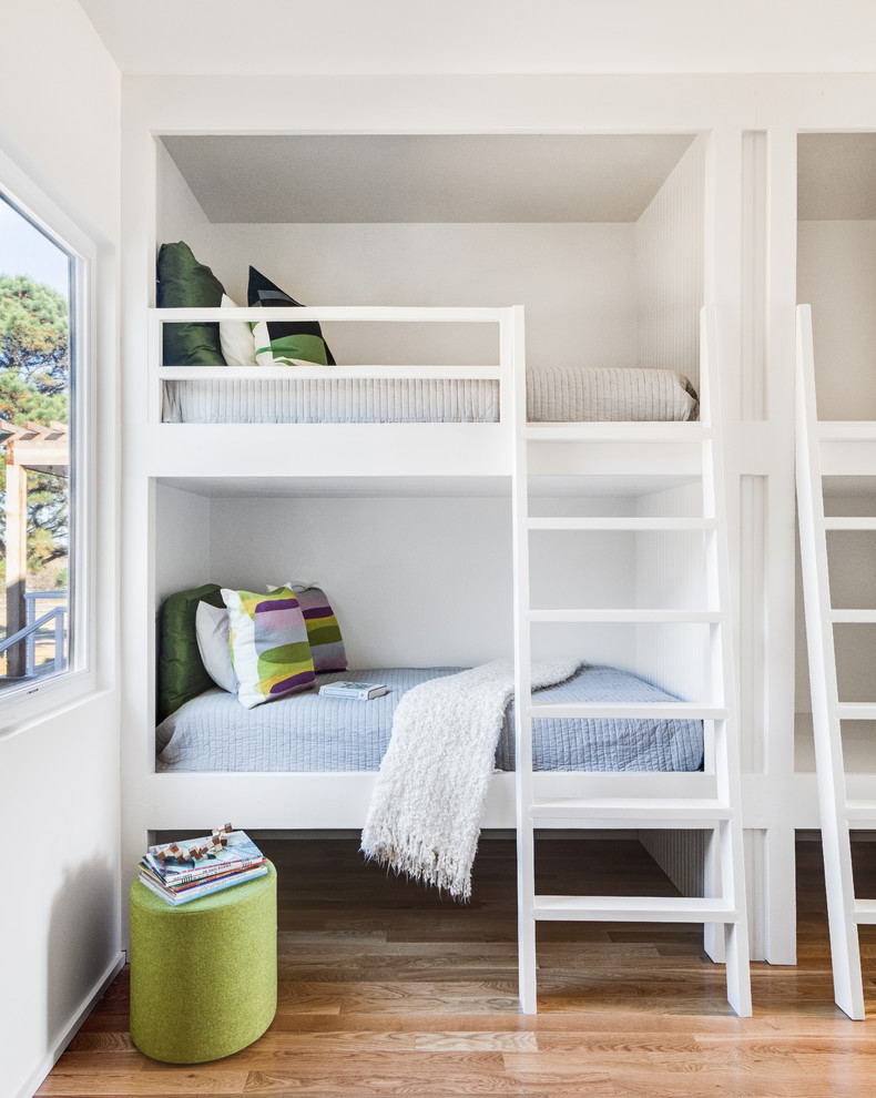 Réalisation d'une petite chambre d'enfant design avec un mur blanc, parquet clair, un sol beige et un lit superposé.