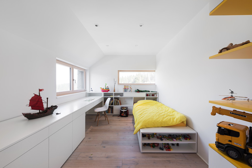 Idéer för ett skandinaviskt pojkrum kombinerat med sovrum och för 4-10-åringar, med vita väggar och mellanmörkt trägolv