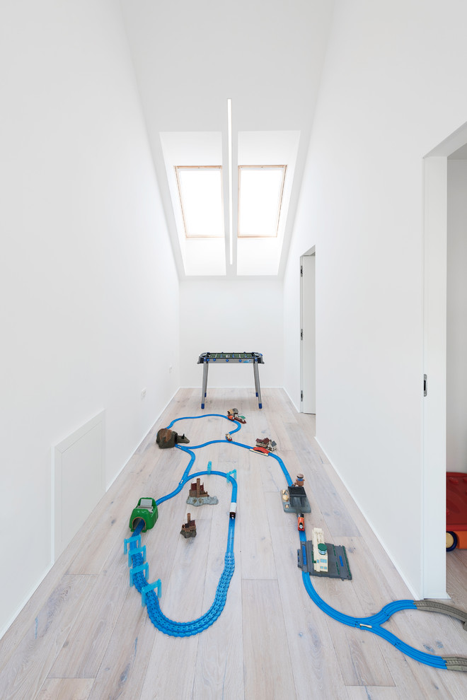 Neutrales Nordisches Kinderzimmer mit Spielecke, weißer Wandfarbe und hellem Holzboden in Sonstige