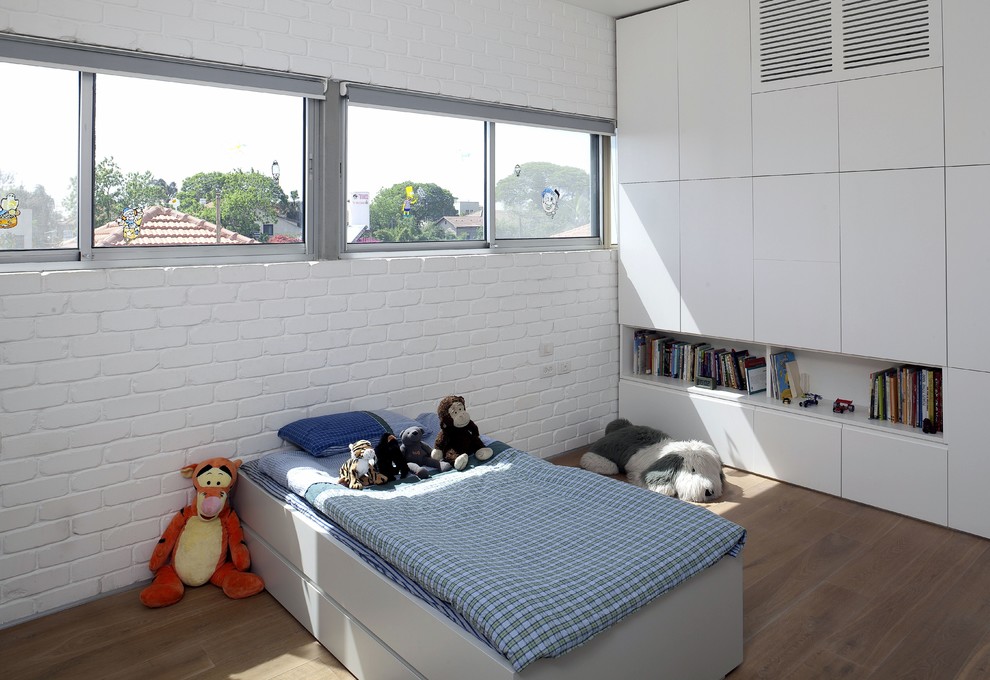 Idéer för funkis pojkrum kombinerat med sovrum och för 4-10-åringar, med vita väggar och ljust trägolv