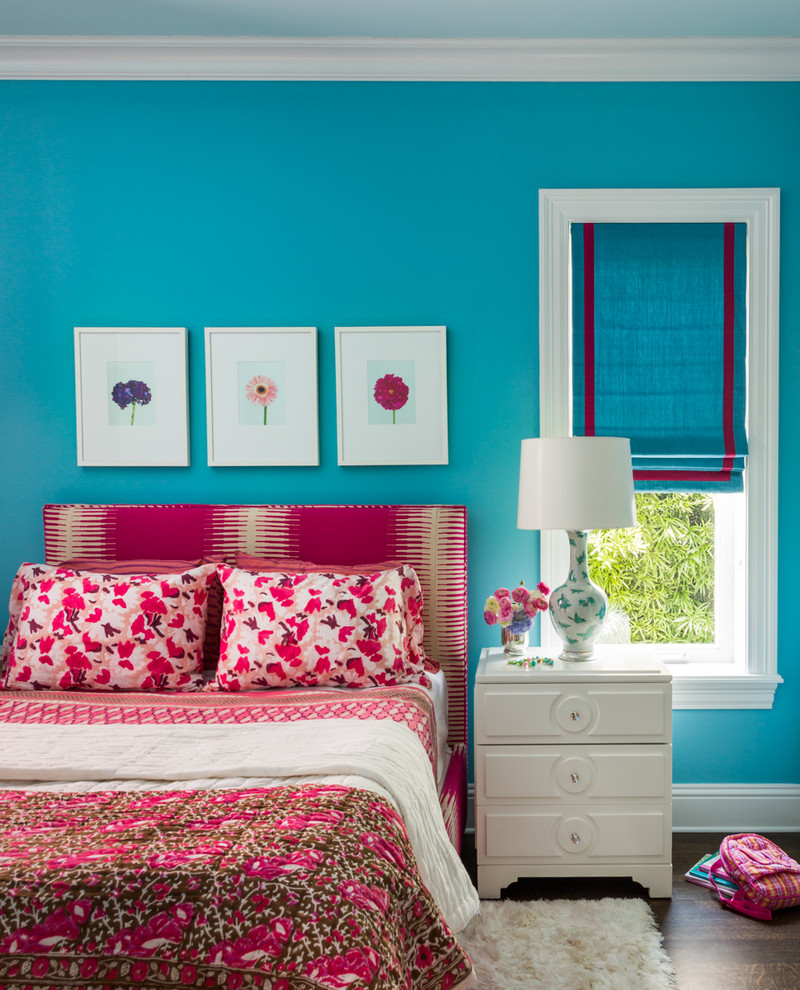 Exemple d'une chambre d'enfant tendance avec un mur bleu et parquet foncé.