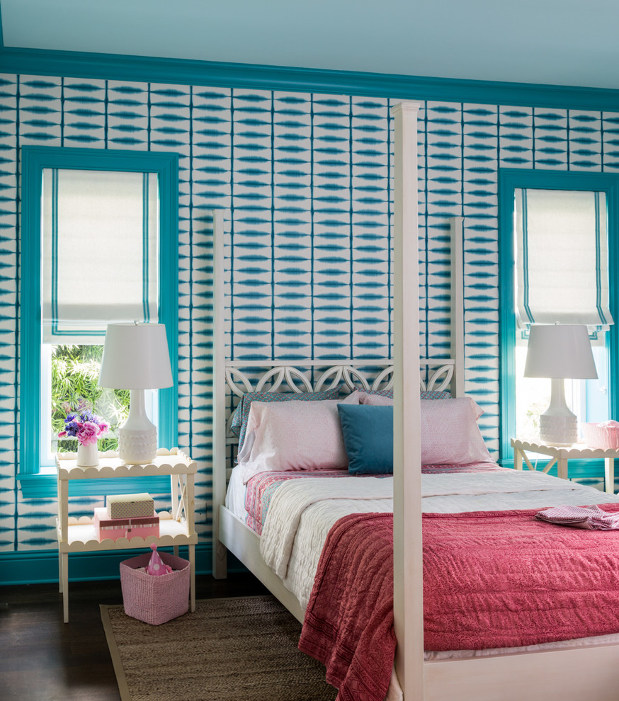 Foto på ett funkis flickrum kombinerat med sovrum, med flerfärgade väggar och mörkt trägolv