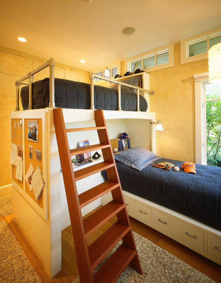 Idées déco pour une chambre de garçon classique avec un lit superposé.