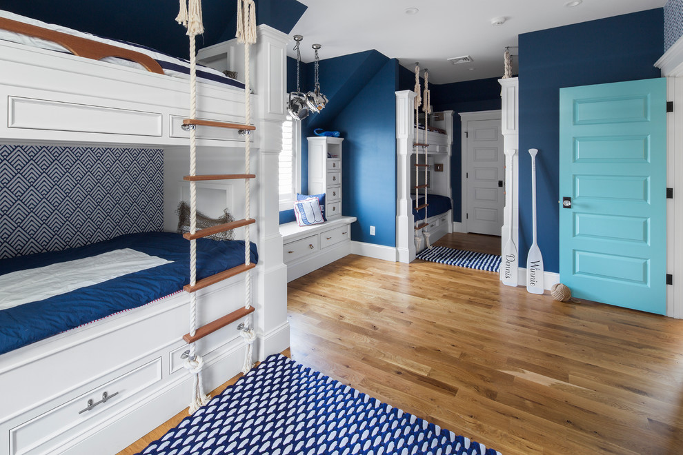 Exemple d'une chambre d'enfant de 4 à 10 ans bord de mer avec un mur bleu, un sol en bois brun et un lit superposé.