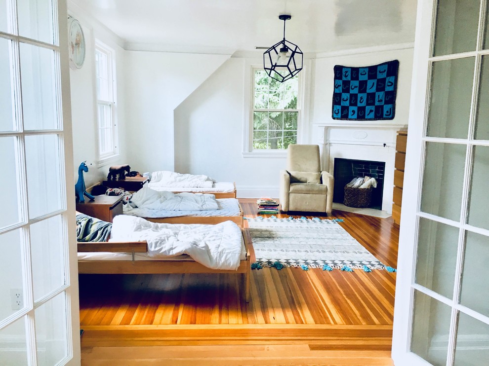 Ejemplo de dormitorio infantil de 4 a 10 años campestre grande con paredes azules y suelo de madera en tonos medios