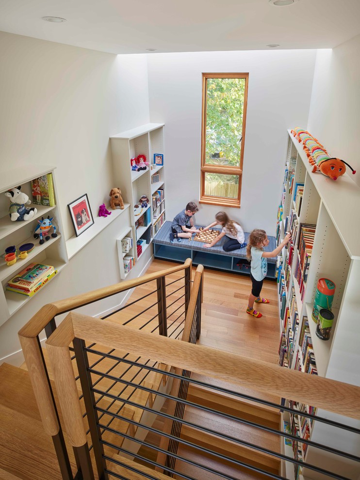 Diseño de dormitorio infantil actual de tamaño medio con paredes blancas y suelo de madera clara