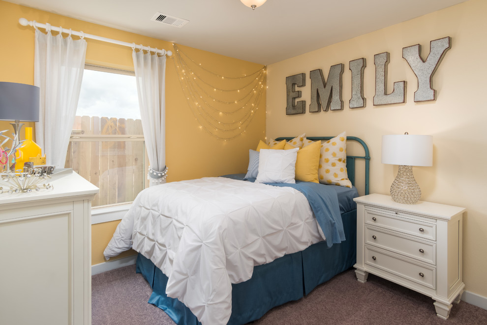 Diseño de dormitorio infantil de 4 a 10 años contemporáneo de tamaño medio con paredes amarillas, moqueta y suelo beige