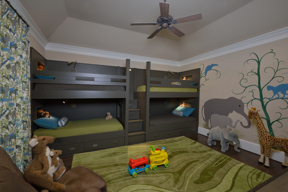 Cette image montre une grande chambre d'enfant de 4 à 10 ans traditionnelle avec un mur beige et un sol en bois brun.
