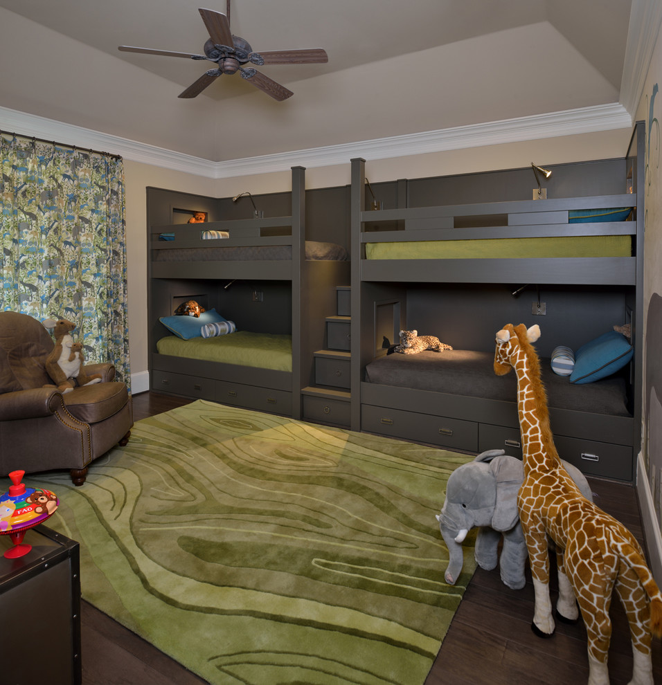 Réalisation d'une grande chambre d'enfant de 4 à 10 ans tradition avec un mur beige, un sol en bois brun et un lit superposé.