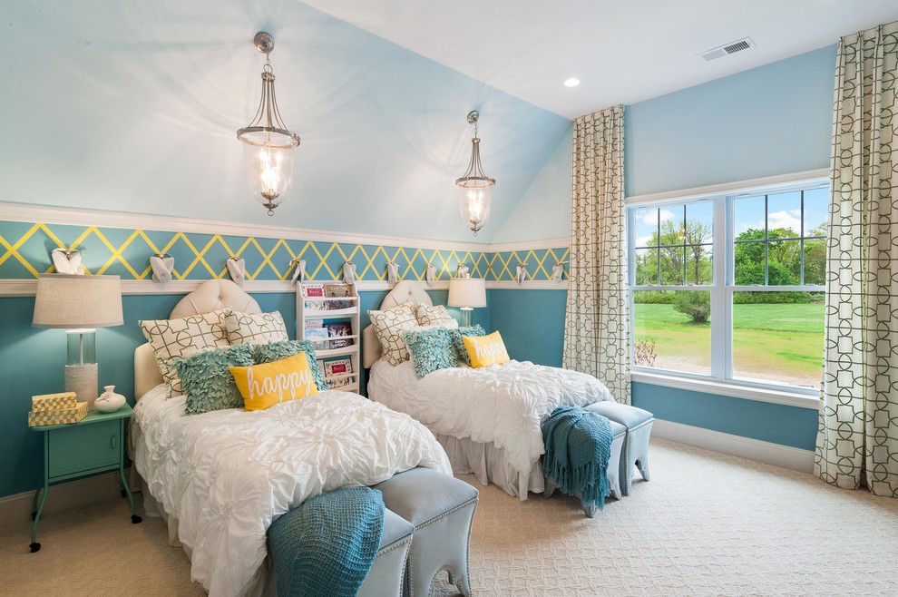 Exempel på ett klassiskt flickrum kombinerat med sovrum, med blå väggar och heltäckningsmatta