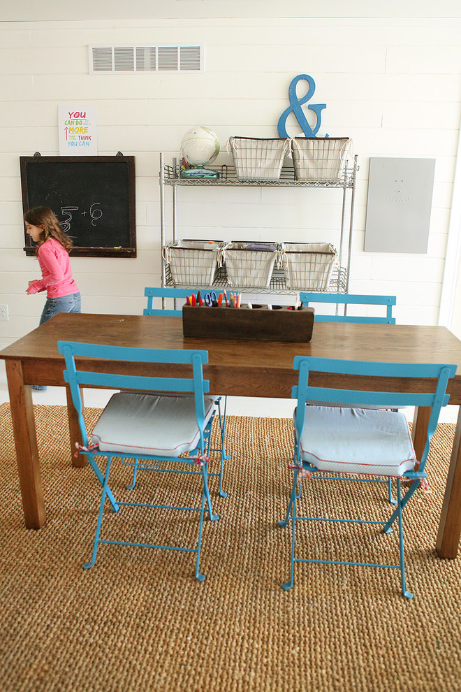 Modelo de habitación infantil unisex campestre con escritorio y paredes blancas