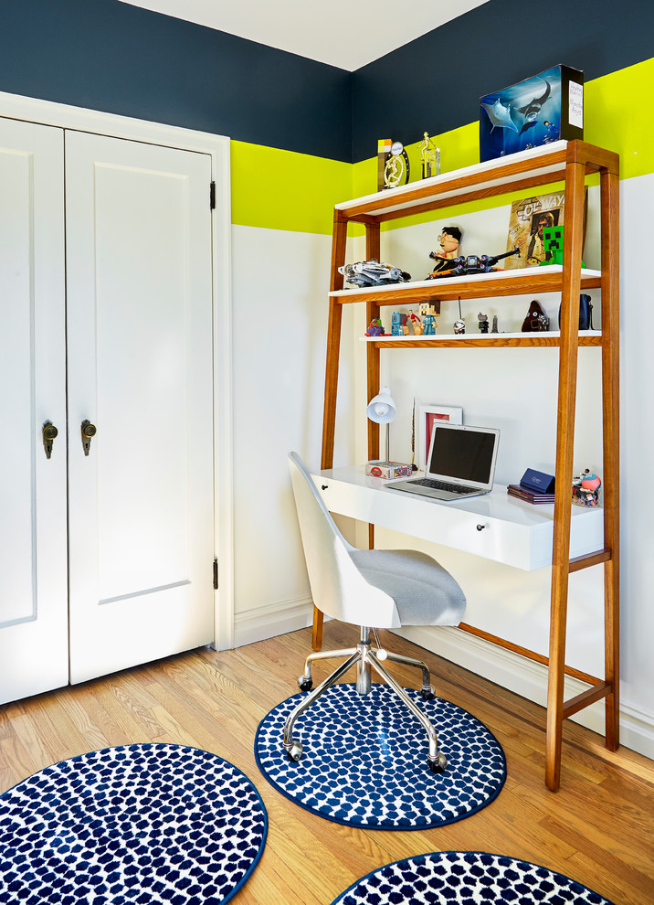 Inspiration för ett mellanstort funkis pojkrum kombinerat med sovrum och för 4-10-åringar, med blå väggar och mellanmörkt trägolv