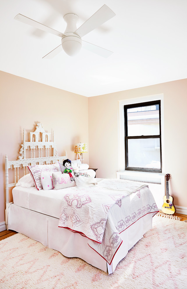 На фото: детская среднего размера в современном стиле с спальным местом, розовыми стенами и паркетным полом среднего тона для ребенка от 4 до 10 лет, девочки