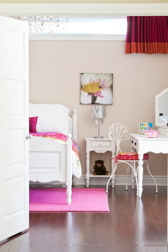 Bild på ett vintage flickrum kombinerat med sovrum och för 4-10-åringar, med beige väggar