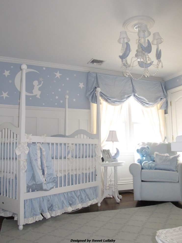 Aménagement d'une chambre de bébé classique.