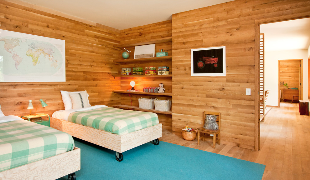 Exempel på ett mellanstort modernt könsneutralt barnrum kombinerat med sovrum och för 4-10-åringar, med mellanmörkt trägolv och bruna väggar