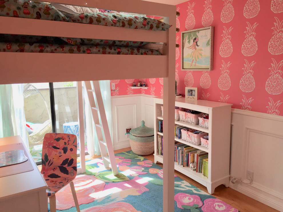 На фото: детская среднего размера в морском стиле с спальным местом, розовыми стенами, паркетным полом среднего тона и обоями на стенах для ребенка от 4 до 10 лет, девочки