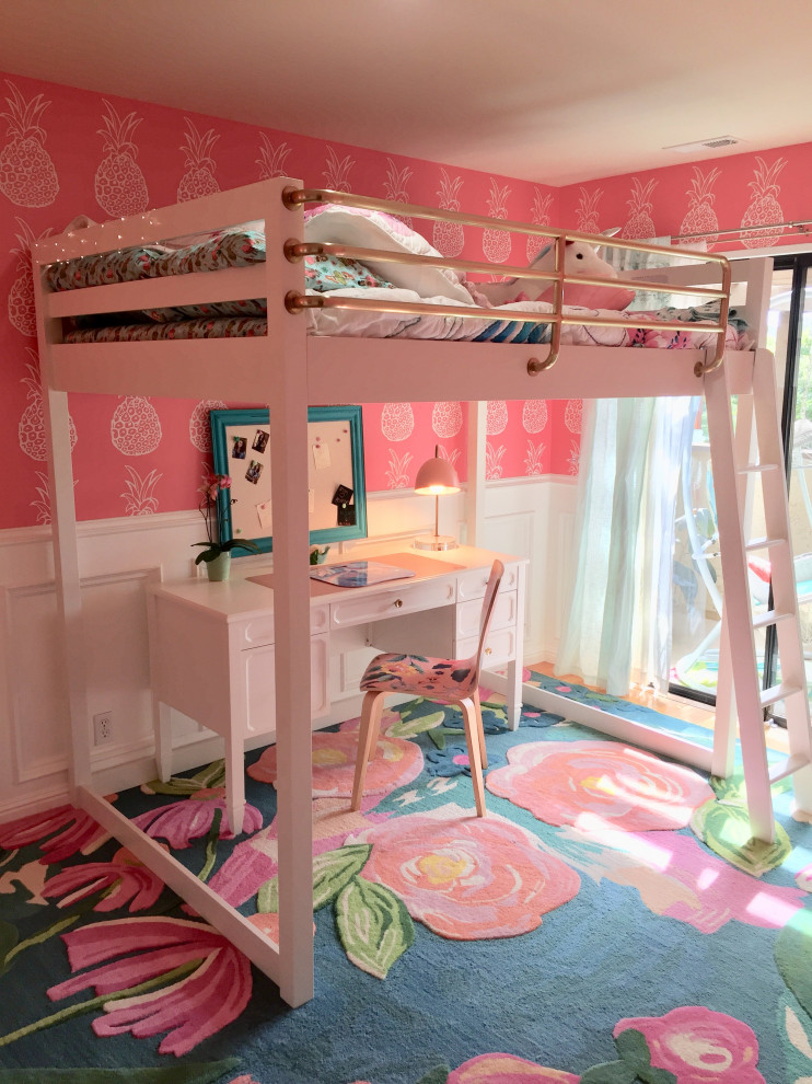 Foto di una cameretta per bambini da 4 a 10 anni tropicale di medie dimensioni con pareti rosa, pavimento in legno massello medio e carta da parati