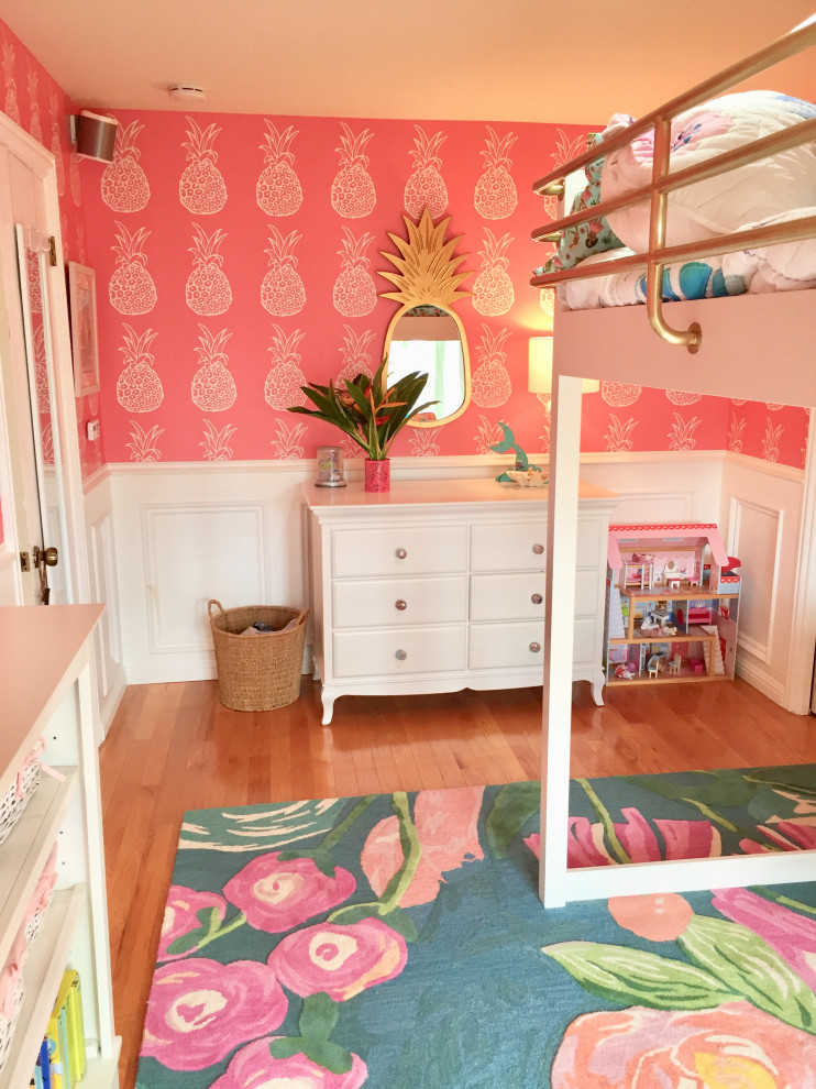 На фото: детская среднего размера в морском стиле с спальным местом, розовыми стенами, паркетным полом среднего тона и обоями на стенах для ребенка от 4 до 10 лет, девочки с