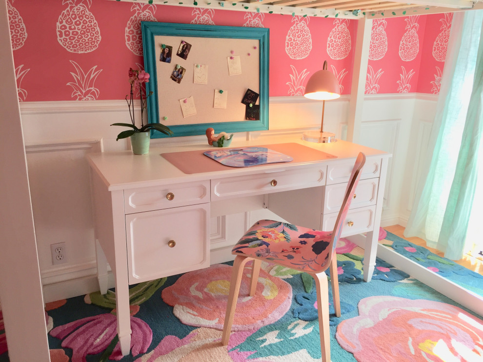 Idéer för ett mellanstort exotiskt flickrum kombinerat med sovrum och för 4-10-åringar, med rosa väggar och mellanmörkt trägolv