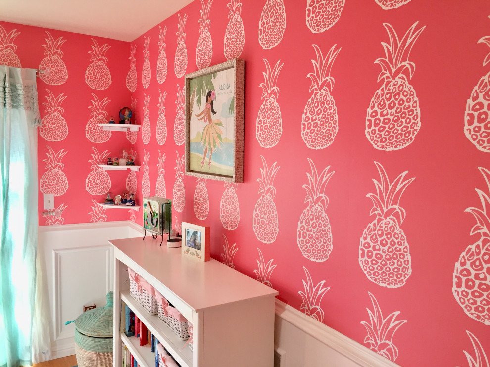 Exempel på ett mellanstort exotiskt flickrum kombinerat med sovrum och för 4-10-åringar, med rosa väggar och mellanmörkt trägolv