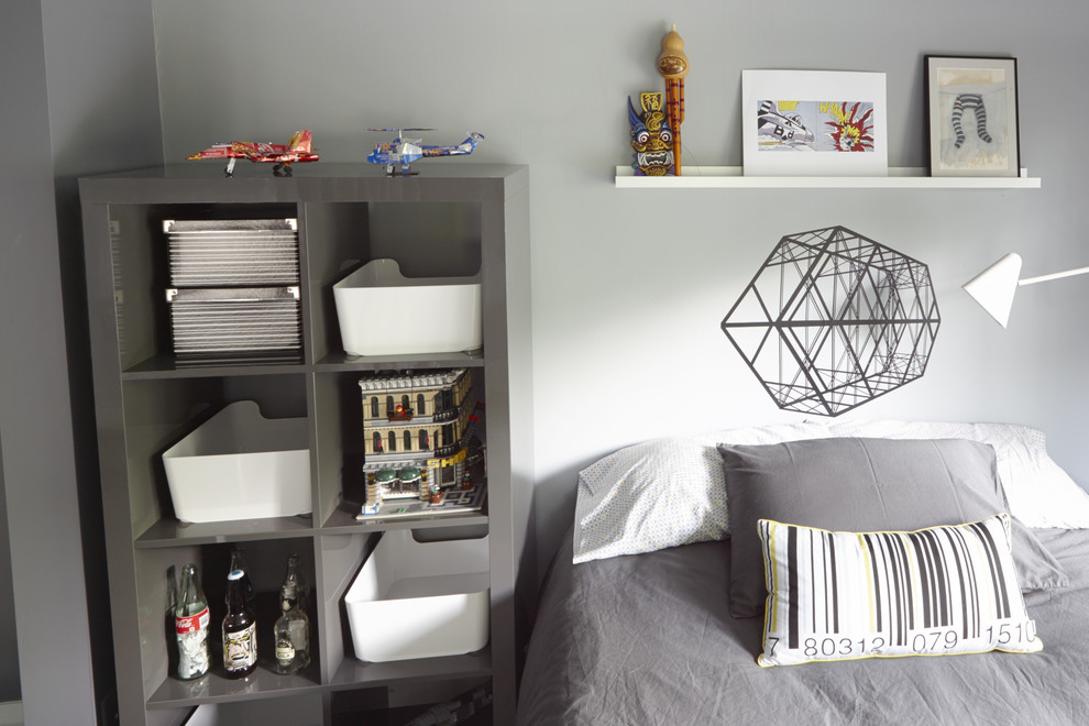 Пример оригинального дизайна: большая детская в стиле модернизм с спальным местом, серыми стенами и ковровым покрытием для подростка, мальчика