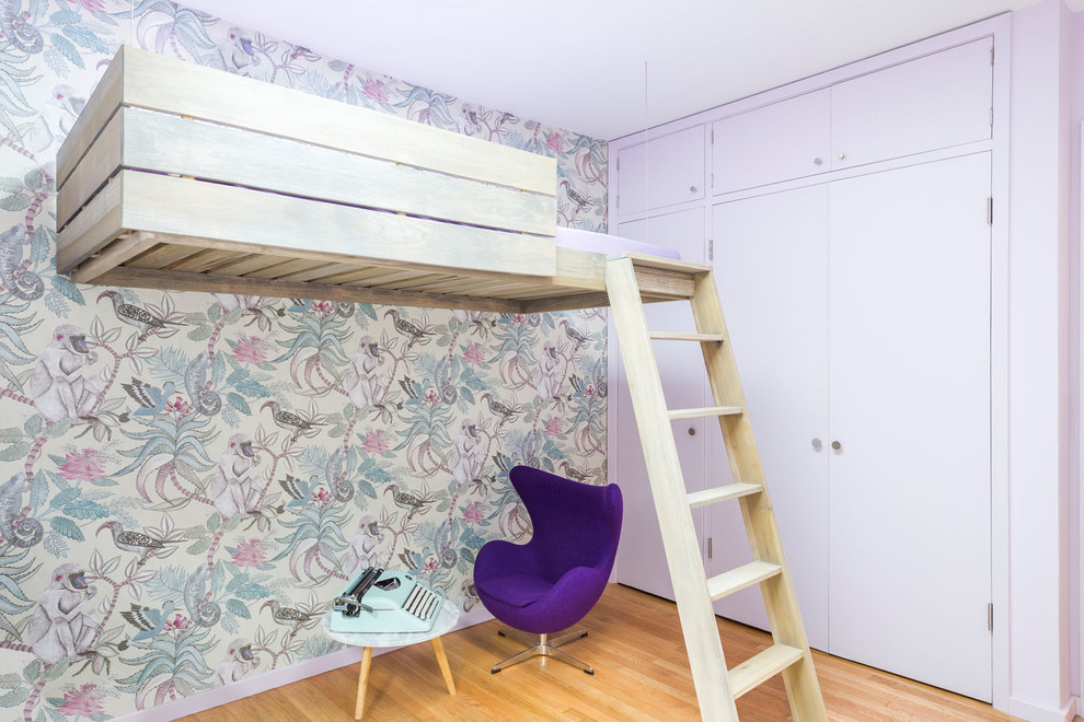 Mittelgroßes Mid-Century Mädchenzimmer mit Schlafplatz, lila Wandfarbe, hellem Holzboden und beigem Boden in Portland