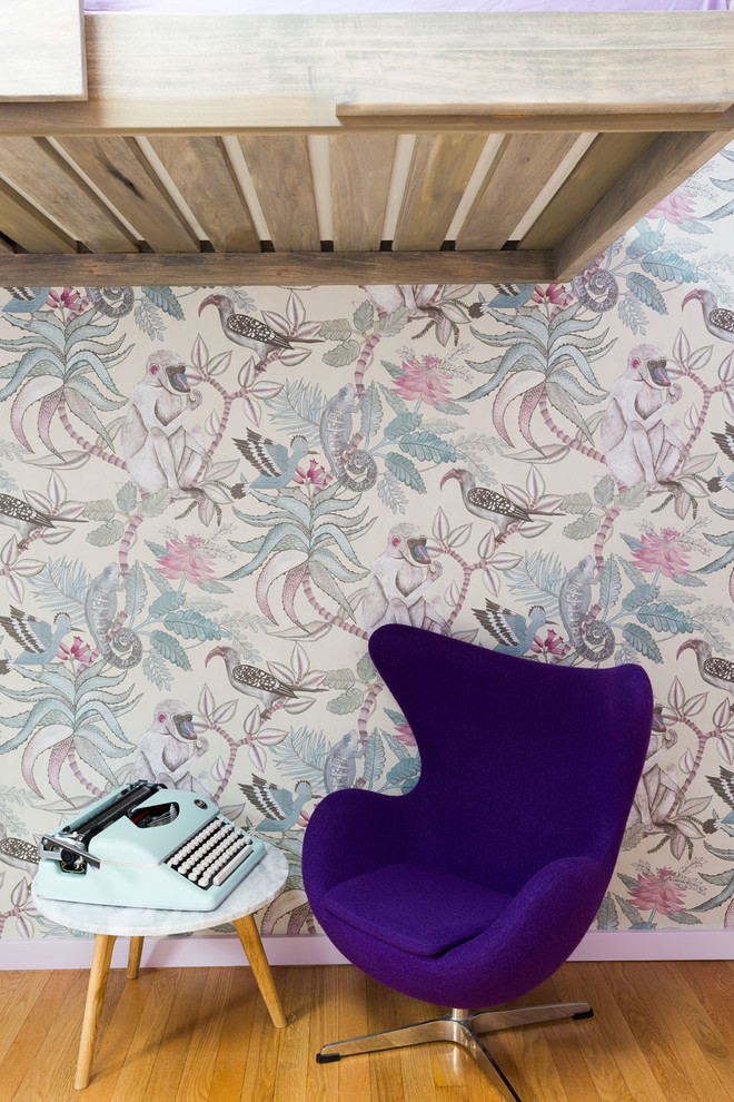 Réalisation d'une chambre d'enfant de 4 à 10 ans vintage de taille moyenne avec un mur violet, parquet clair et un sol beige.