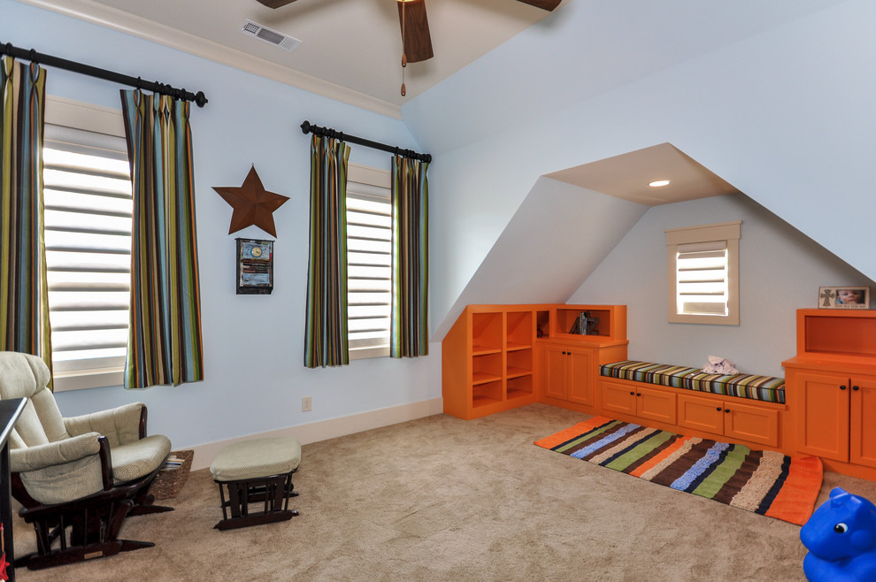 Klassisches Kinderzimmer mit blauer Wandfarbe und Teppichboden in Atlanta