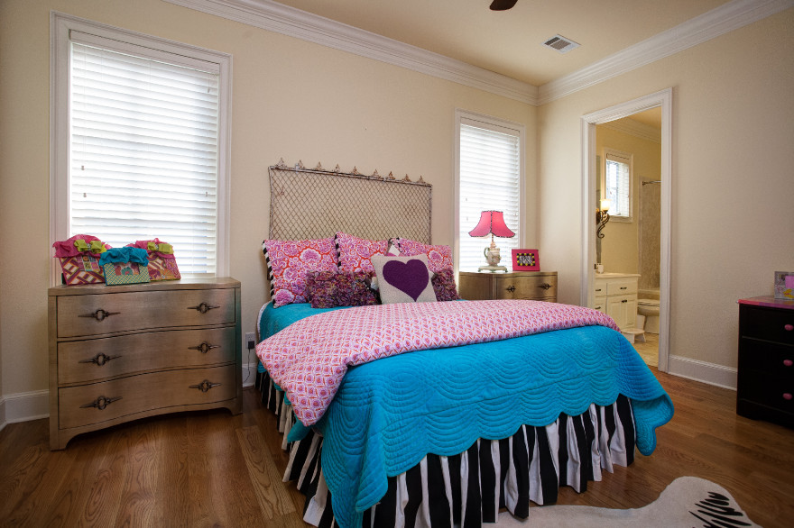 Cette image montre une chambre d'enfant traditionnelle de taille moyenne avec un mur beige, parquet foncé et un sol marron.