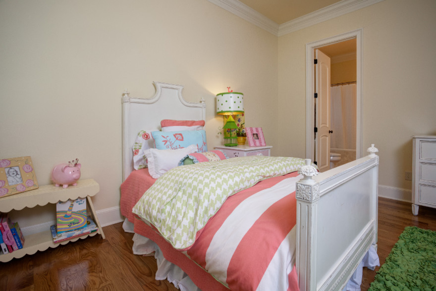 Mittelgroßes Klassisches Mädchenzimmer mit Spielecke, beiger Wandfarbe, dunklem Holzboden und braunem Boden in Little Rock