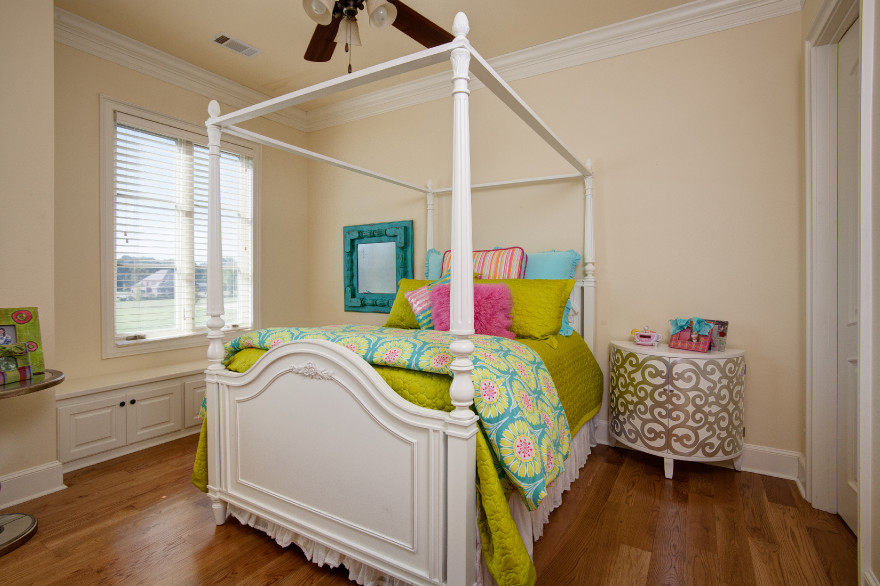 Ejemplo de dormitorio infantil tradicional de tamaño medio con paredes beige, suelo de madera oscura y suelo marrón