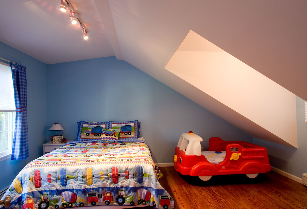 Ispirazione per un'In mansarda cameretta per bambini contemporanea con pareti blu