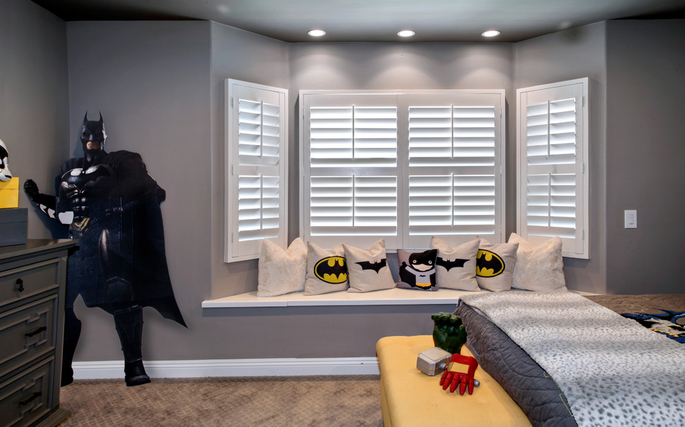Idéer för mellanstora funkis pojkrum kombinerat med sovrum och för 4-10-åringar, med grå väggar, heltäckningsmatta och grått golv