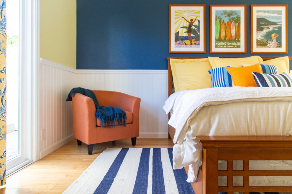 Esempio di una cameretta per bambini costiera con pareti blu, parquet chiaro e pavimento beige