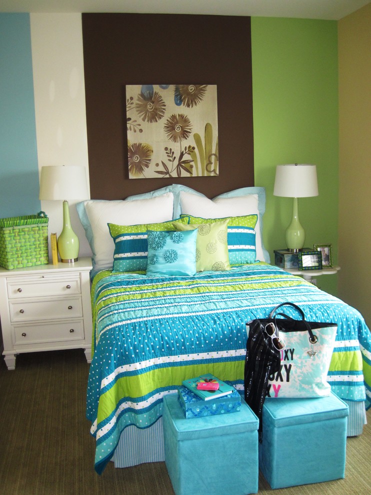 Cette photo montre une chambre d'enfant tendance avec un mur multicolore, moquette et un sol vert.