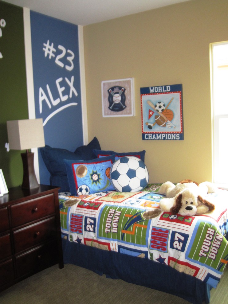 Aménagement d'une chambre d'enfant de 4 à 10 ans contemporaine avec un mur jaune et moquette.