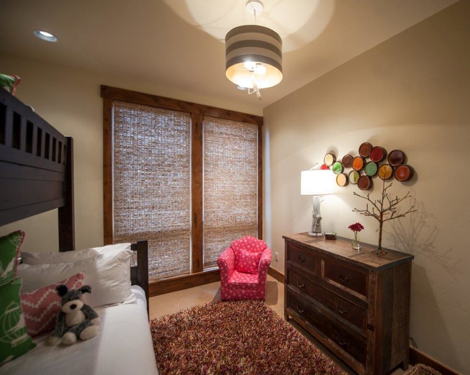 Idées déco pour une petite chambre d'enfant de 4 à 10 ans classique avec un mur beige et moquette.