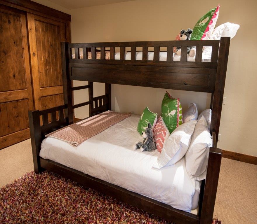 Esempio di una piccola cameretta per bambini da 4 a 10 anni tradizionale con pareti beige e moquette